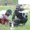 Participantes em capacitação para uso de drones melhorar auxílio de emergência em Moçambique.