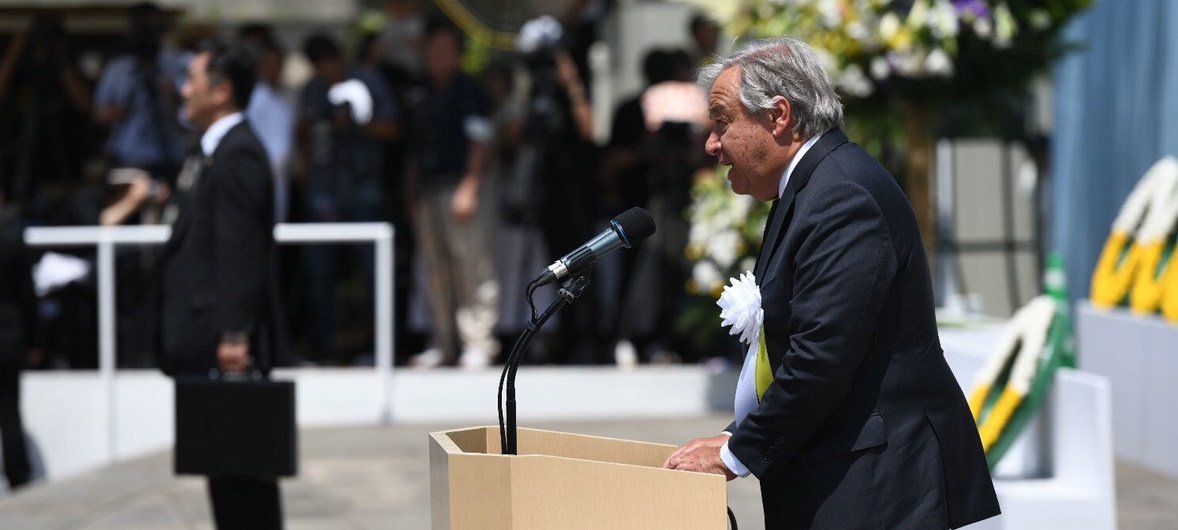 Katibu Mkuu wa UN António Guterres akisoma hotuba yake kwenye kumbukizi ya shambulio la bomu huko Nagasaki nchini Japani