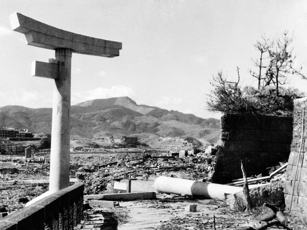 Magofu ya Nagasaki yapata mita 800 kutoka kituo cha chini katikati ya Oktoba 1945, yakionyesha lango la jiwe la torii na kifusi