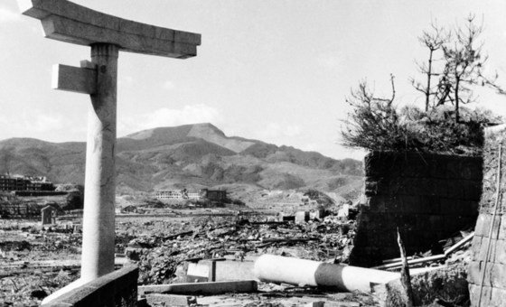 Ruínas de Nagasaki a cerca de 800 metros do hipocentro da explosão da bomba atómica em meados de outubro de 1945.