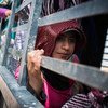 13岁的玛娜坐在一辆卡车上，前往位于黎巴嫩贝卡谷地法伊达难民安置点的马铃薯田劳作。玛娜于2011年逃离了位于叙利亚伊德利卜的家。