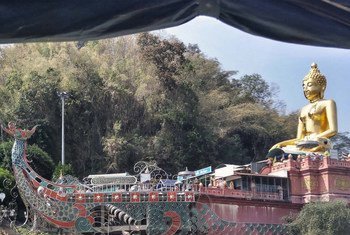 Une statue de Bouddha sur un bateau le long du Mékong à Chiang Rai, en Thaïlande. 12 jeunes footballeurs et leur entraîneur ont été sauvés en juillet 2018 après que des inondations saisonnières les aient bloqués plus de 2 semaines dans une grotte.