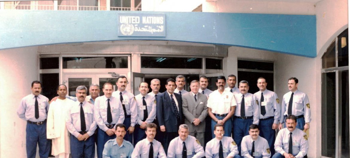 صورة تذكارية للعاملين في مكتب الأمم المتحدة في بغداد قبل تعرضه للهجوم الإرهابي في 19 أغسطس 2003.