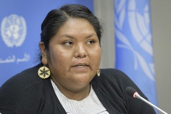 Amy Juan, Tohono O'odham de los Estados Unidos, informa a la prensa con motivo del Día Internacional de los Pueblos Indígenas del Mundo.