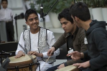 阿富汗国立音乐学院的学生们正在演奏。这个学院的学生有一半是孤儿或曾是街头儿童，有三分之一的学生是女孩。
