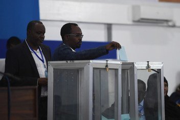 Un miembro del Parlamento Federal de Somalia emite su voto durante la segunda vuelta de las elecciones presidenciales en el hangar del aeropuerto de Mogadiscio, el 8 de febrero de 2017.