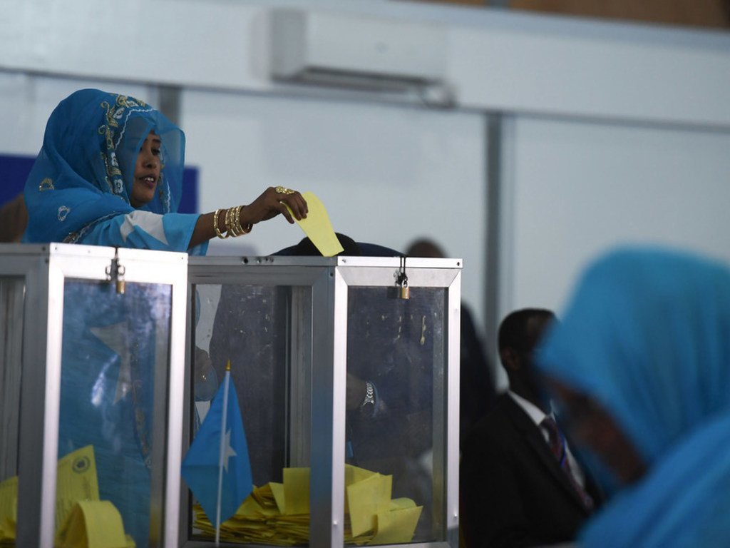 Dans un hangar de l'aéroport de Mogadiscio, une membre du parlement fédéral somalien vote lors de l'élection présidentielle en 2017 (archive)