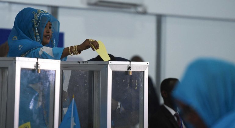 Una diputada del Parlamento Federal de Somalia emite su voto durante la primera vuelta de las elecciones presidenciales en el hangar del aeropuerto de Mogadiscio el 8 de febrero de 2017