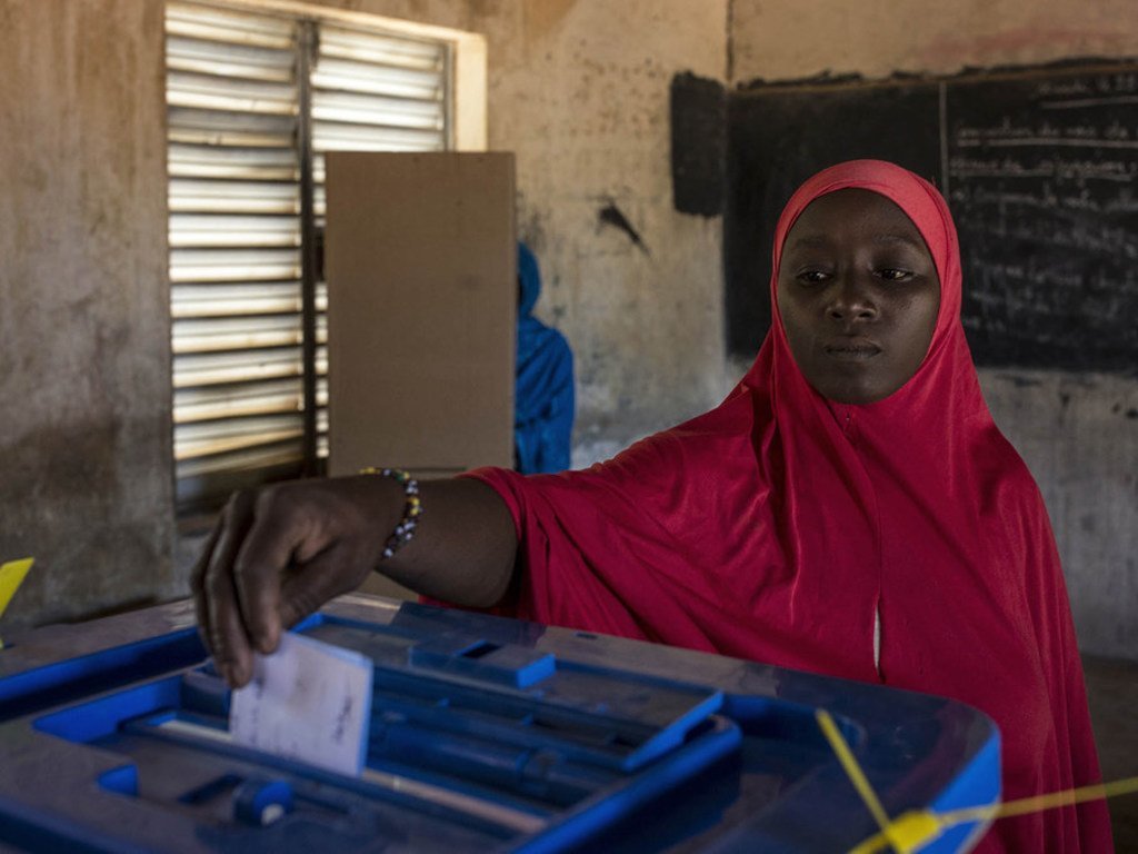 在马里北部加奥的投票站，一名妇女在投票。这是离任总统凯塔和反对派领导人苏迈拉之间进行的第二轮总统选举。
