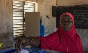 在马里北部加奥的投票站，一名妇女在投票。这是离任总统凯塔和反对派领导人苏迈拉之间进行的第二轮总统选举。