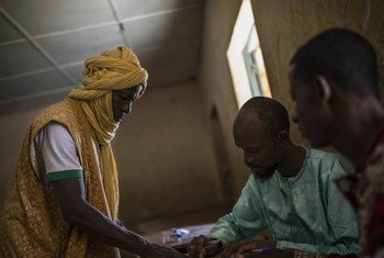 في مركز اقتراع في جاو، شمال مالي، خلال الانتخابات الرئاسية بين الرئيس المنتهية ولايته إبراهيم بوبكر كيتا وزعيم المعارضة سومايلا سيسي. 12 أغسطس 2018.
