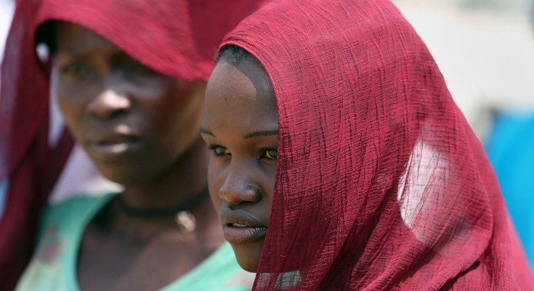 Residentes atienden la inauguración de una base de cascos azules en Yei, en Sudán del Sur, para proteger a los habitantes de la violencia continuada en la región.