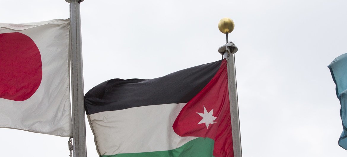 علم المملكة الأردنية الهاشمية، أمام المقر الدائم للأمم المتحدة في نيويورك.