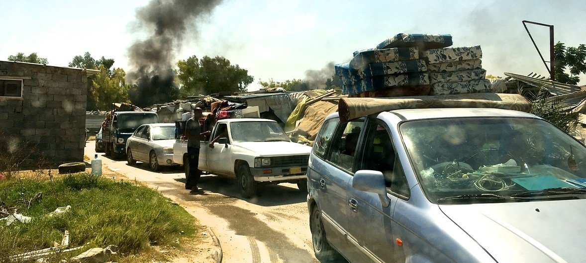 Pessoas tawergha, na Líbia, fogem de Triq al Matar depois de receberem ameaças de milicias locais.  
