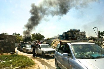  [FOTO DE ARCHIVO] Tras recibir amenazas y después que una milicia local demoliera muchas casas, las personas desplazadas de Tawergha recogen sus pertenencias para abandonar el asentamiento de Triq al Matar, en Trípoli, Libia.