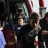 Des adolescents expulsés du Mexique arrivent dans un centre d'accueil gouvernemental.