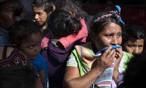 Uma mãe guatemalteca procura notícias do filho deportado do México em abrigo em seu país.