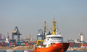 抵达西班牙瓦伦西亚港的海上救援船“水瓶座”号。