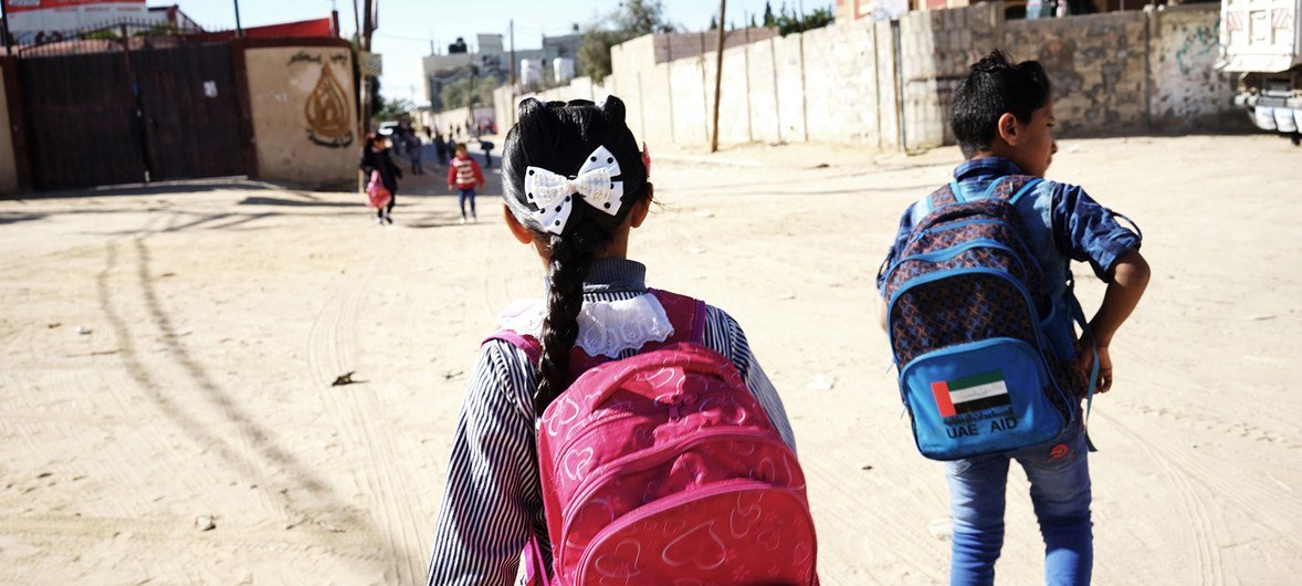 Niños caminando hacia la escuela en Rafah, al sur de la Franja de Gaza