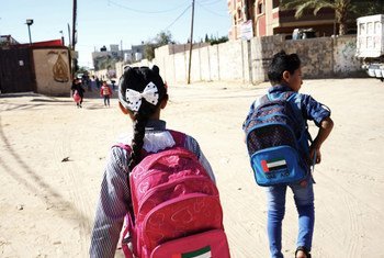 أطفال في طريقم إلى الفترة المسائية بمدرسة في رفح. 3 ديسمبر 2017.