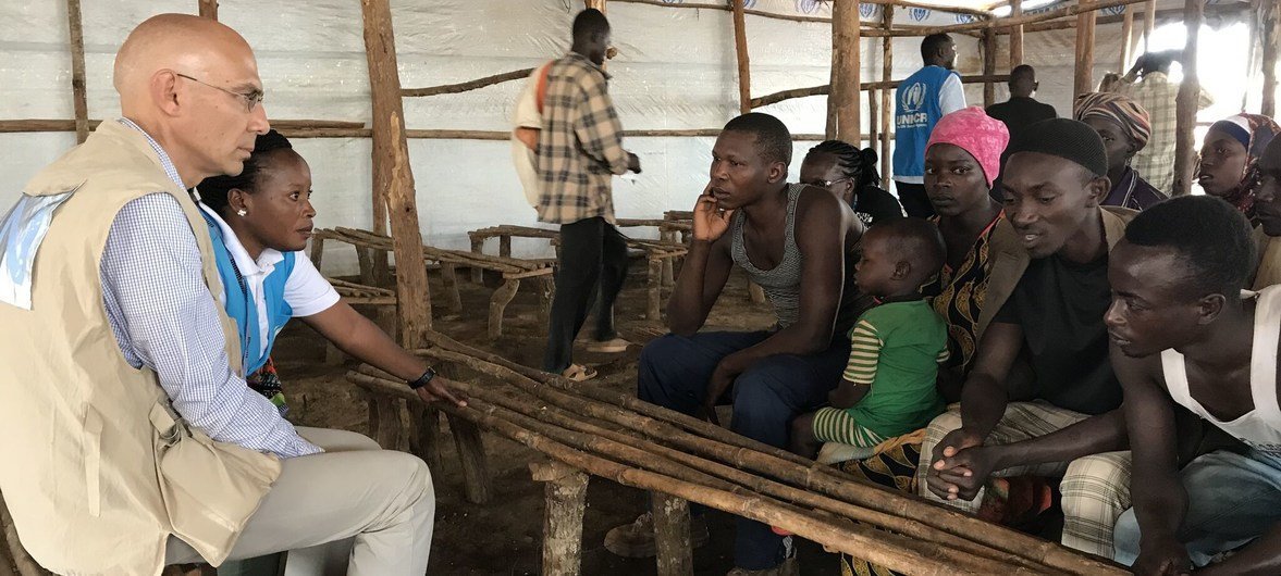 مساعد المفوض السامي لشؤون الحماية فولكر تورك في زيارة إلى مخيم ندوتا في تنزانيا.