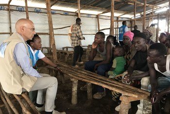 Le Haut-Commissaire assistant du HCR pour la protection, Volker Türk, visite le camp de Nduta en Tanzanie.