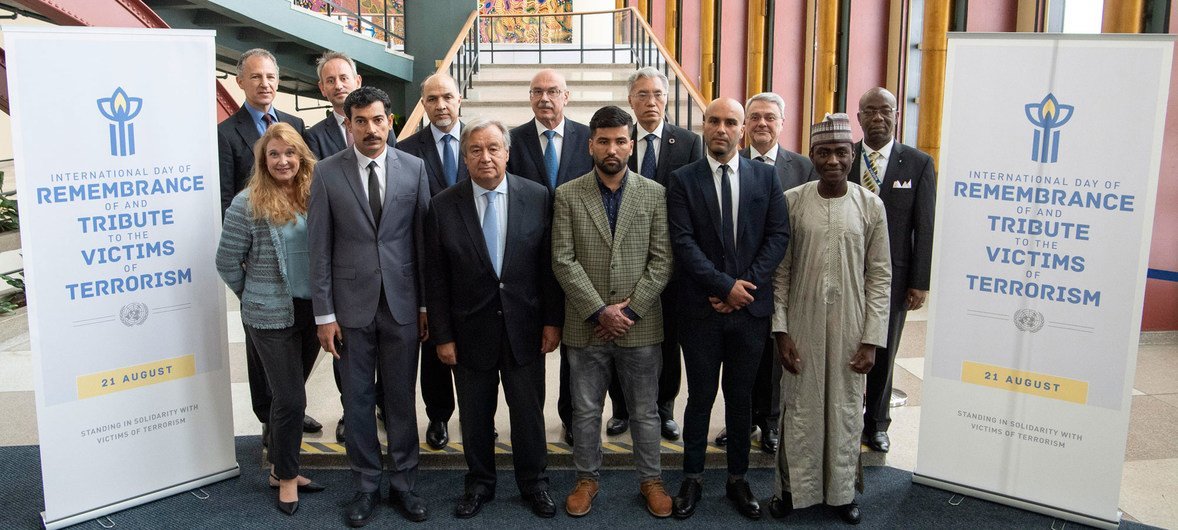 联合国秘书长古特雷斯(中)参加了“纪念和悼念恐怖主义受害者国际日”展览的开幕式。