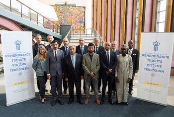 الأمين العام أنطونيو غوتيريش (وسط من اليسار) يحضر افتتاح معرض عن أصوات ضحايا الإرهاب بمناسبة اليوم الدولي الأول لإحياء ذكرى ضحايا الإرهاب وإجلالهم.