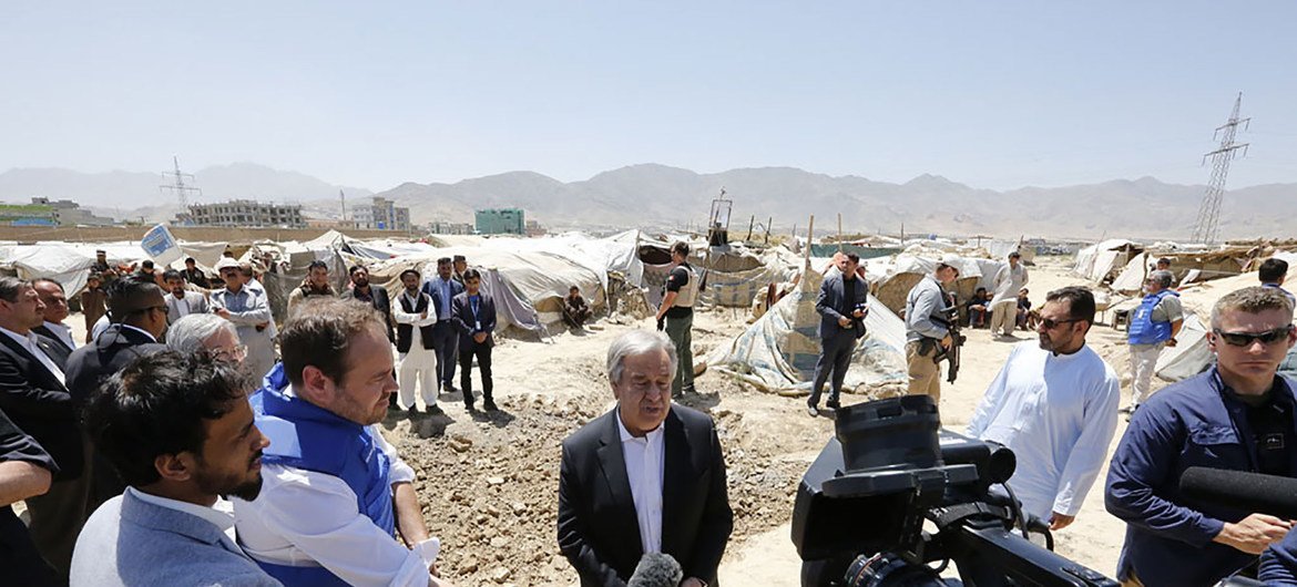 أرشيف: الأمين العام أنطونيو غوتيريش يتحدث مع الصحفيين على مشارف كابول، أفغانستان بعد لقائه عددا عن النازحين بسبب الصراع. يونيو/حزيران 2017