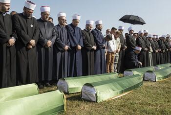 Защита мертвых регулируется религиозной, культурной и социальной практикой по всему миру.