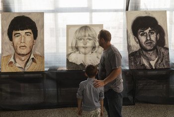 На выставке картин «Ни в чем не повинные» художника Менсура Бесладжича представлены портреты пропавших без вести. На одном изображен двоюродный брат З.Б. 