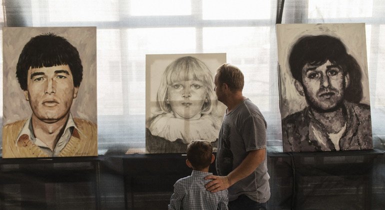 На выставке картин «Ни в чем не повинные» художника Менсура Бесладжича представлены портреты пропавших без вести. На одном изображен двоюродный брат З.Б. 