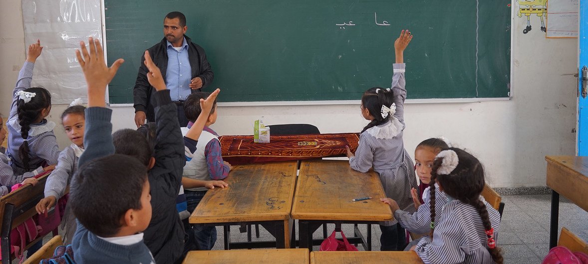 Crianças na escola em Rafah, em Gaza. 