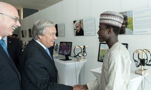 O secretário-geral, António Guterres, saúda uma das vítimas do terrorismo com  experiência destacada na exibição multimídia “Sobrevivendo ao Terrorismo: Vozes das Vítimas”.