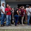 Solicitantes de asilo de Nicaragua hacen fila para presentar sus solicitudes en la oficina de migración en San José, Costa Rica.