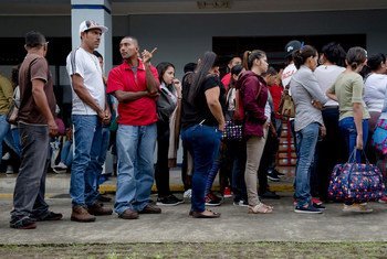 Solicitantes de asilo de Nicaragua hacen fila para presentar sus solicitudes en la oficina de migración en San José, Costa Rica.