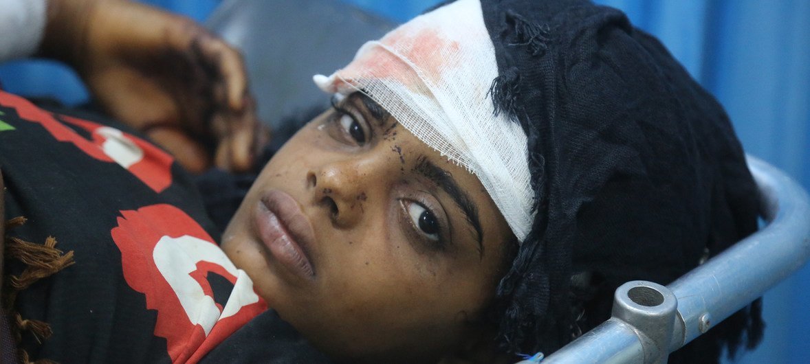 فتاة مصابة تتلقى العلاج في مستشفى الثورة بالحديدة، في 9 يونيو 2018، بعد أن أصيبت مع أشقائها وعمها، بينما كانت تنتقل إلى منطقة الجاجة بمنطقة بيت الفقيه في الحديدة.