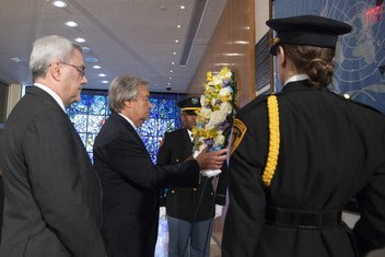 الأمين العام أنطونيو غوتيريش (وسط) يضع إكليلا من الزهورإحياء لذكرى من فقدوا أرواحهم في الهجوم الإرهابي على الأمم المتحدة في العراق.