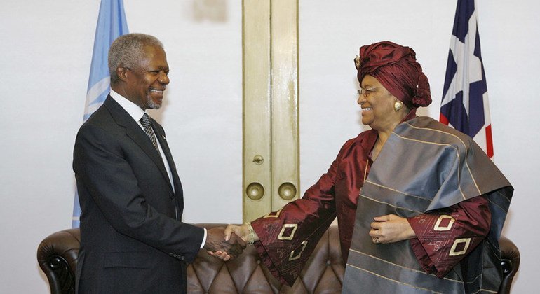 El Secretario General de las Naciones Unidas, Kofi Anann, se reúne con la Presidenta de Liberia, Ellen Johnson Sirleaf, en Monrovia, en julio de 2006.