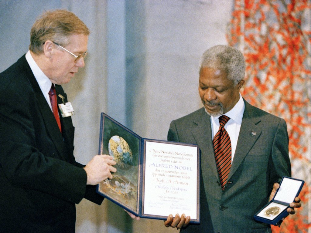 L'ancien Secrétaire général des Nations unies, Kofi Annan, et les Nations Unies ont reçu conjointement le prix Nobel de la paix en 2001.