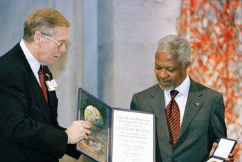 Бывший Генсек ООН Кофи Аннан на церемонии вручения Нобелевской премии мира в 2001 году. 