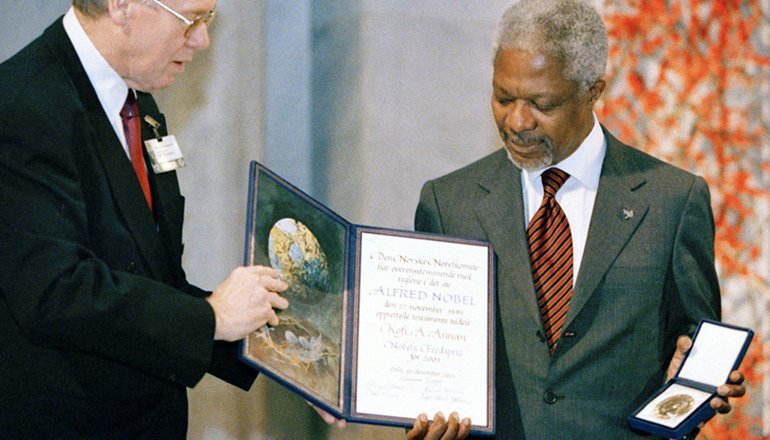 El ex Secretario General de las Naciones Unidas, Kofi Annan, y las Naciones Unidas fueron galardonados conjuntamente con el Premio Nobel de la Paz en 2001.