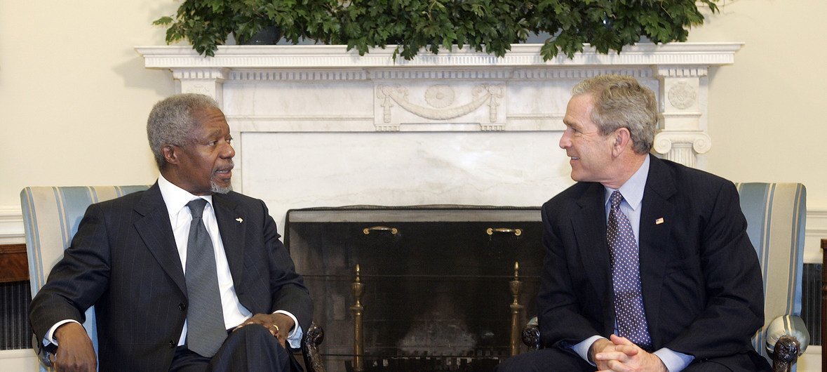 Бывший Генсек ООН Кофи Аннан с президентом США Джорджем Бушем. Февраль 2006 года.