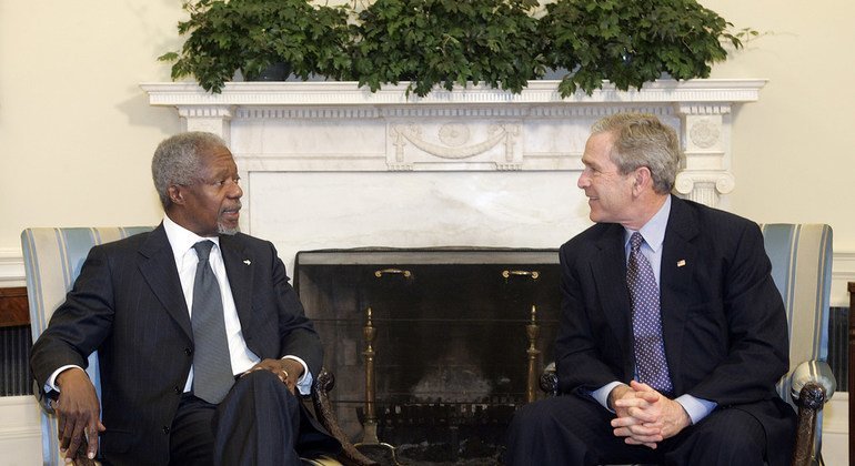الأمين العام الأسبق كوفي عنان يلتقي الرئيس الأميركي الأسبق جورج بوش في البيت الأبيض في فبراير 2006.
