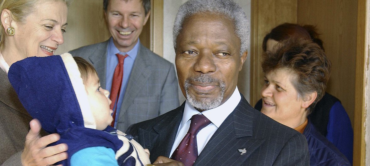 Бывший Генсек ООН Кофи Аннан с ребенком из семьи сербских беженцев, вернувшихся в Белград. Ноябрь 2002 года. 