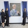 Бывший Генсек ООН Кофи Аннан и Пан Ги Мун, тогда занимавший пост главы ООН, участвуют в презентации портрета Аннана в штаб-квартире Организации в Нью-Йорке. Октябрь 2010 года. 