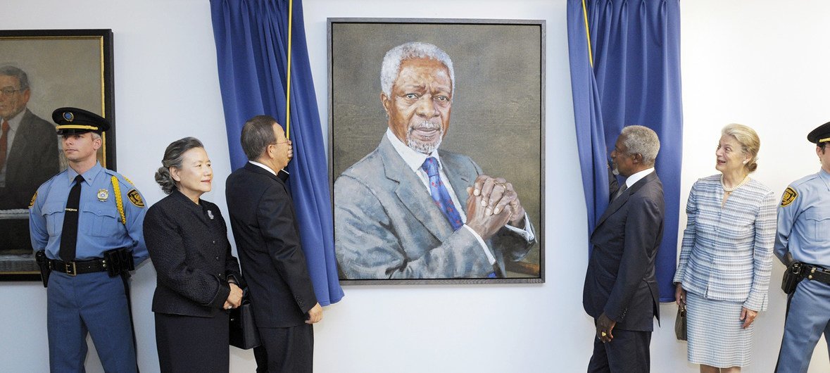 2010年十月，联合国前秘书长科菲·安南（右）与继任者潘基文共同为联合国总部大楼内悬挂的安南肖像揭幕。