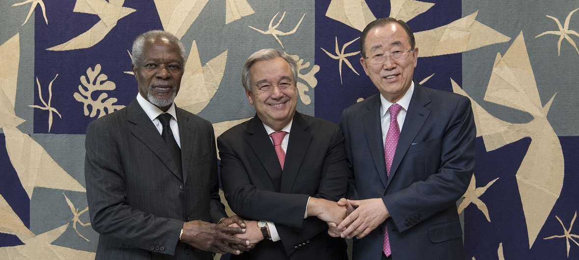 Бывшие Генеральные секретари Кофи Аннан и Пан Ги Мун и нынешний глава ООН Антониу Гутерриш в октябре 2017 года. 