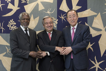 Los ex Secretarios Generales Kofi Annan (izq.) y Ban Ki-moon (der.) hacen una visita de cortesía al Secretario General António Guterres en octubre de 2017
