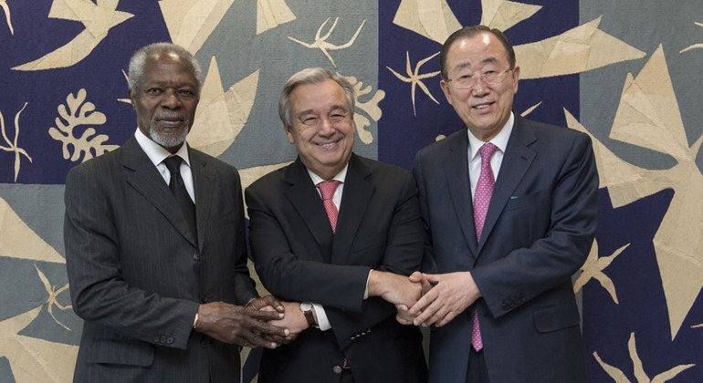 Former Secretaries-General Kofi Annan (left) and Ban Ki-moon (right) pay a courtesy call on Secretary-General António Guterres in October 2017.